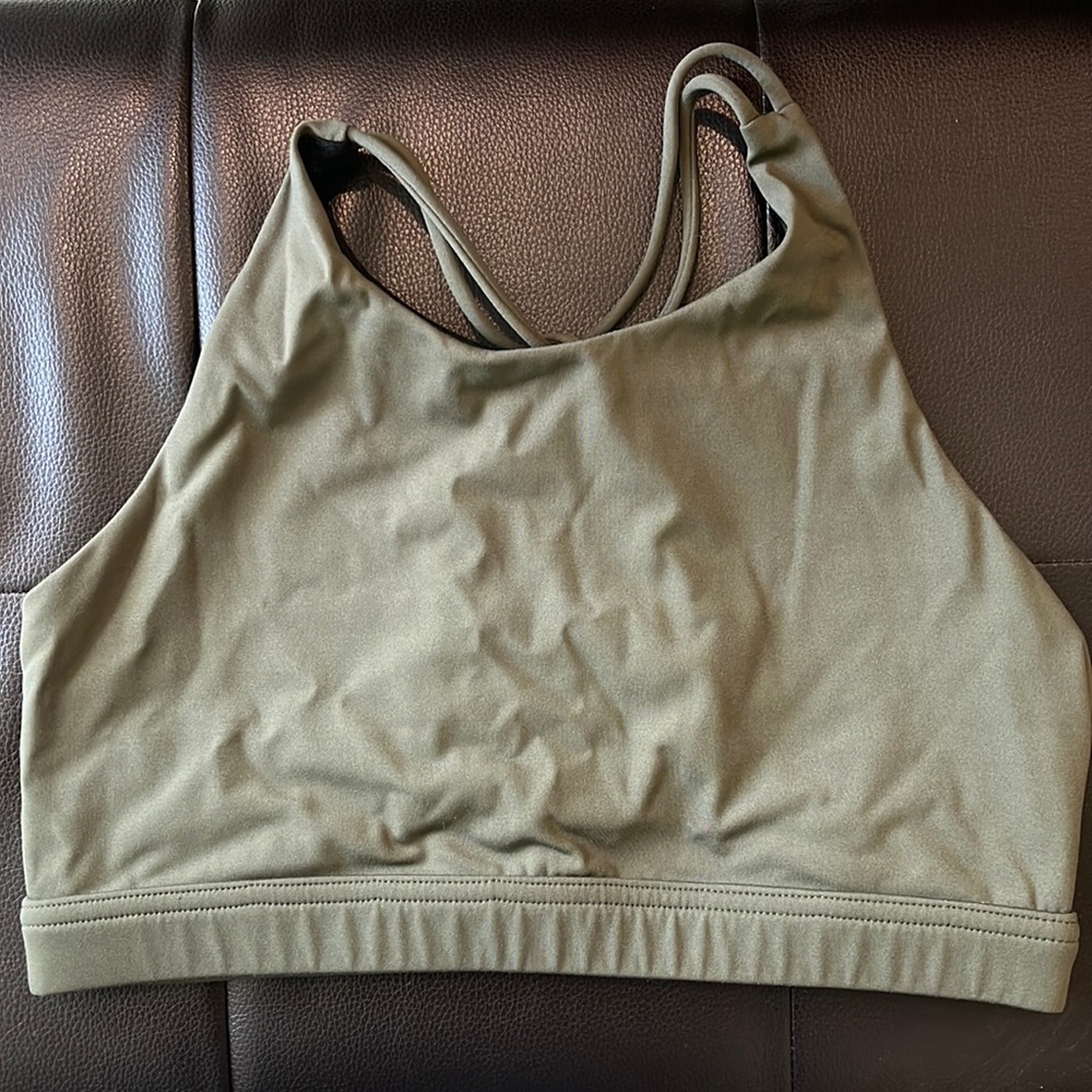 Open back / strappy sports bra